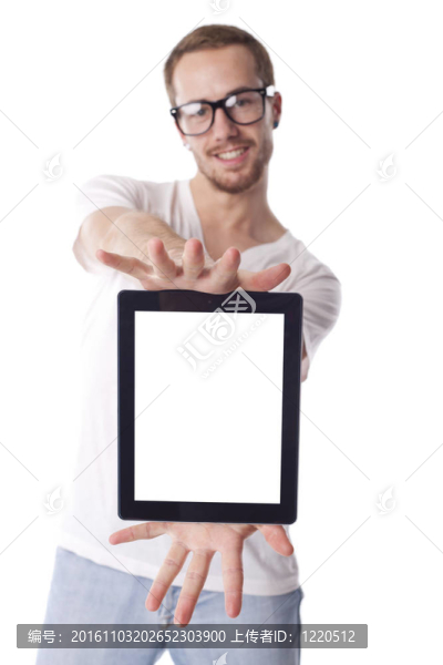 男子與平板電腦