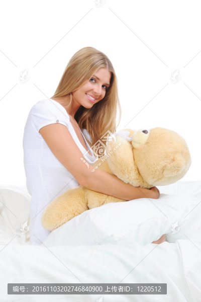 與泰迪熊的年輕女子