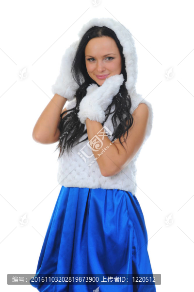 快樂的女人服裝在溫暖的帽子。