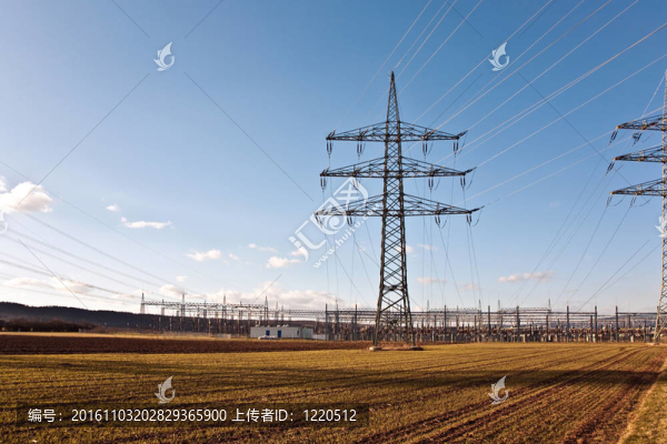 美麗景觀中的電能塔