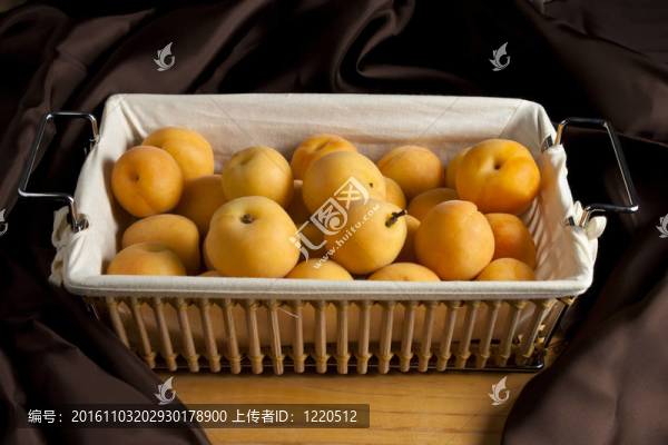 在一個(gè)籃子里的杏子