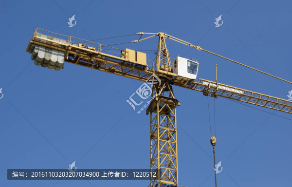 藍(lán)天背景下的起重吊車