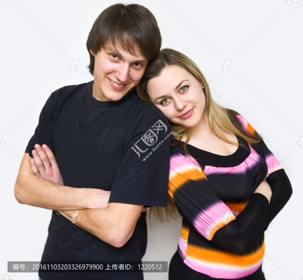 快樂的年輕夫婦肖像微笑