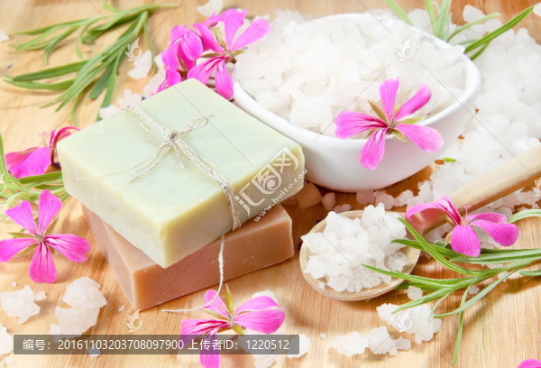 草藥肥皂和香味的海鹽