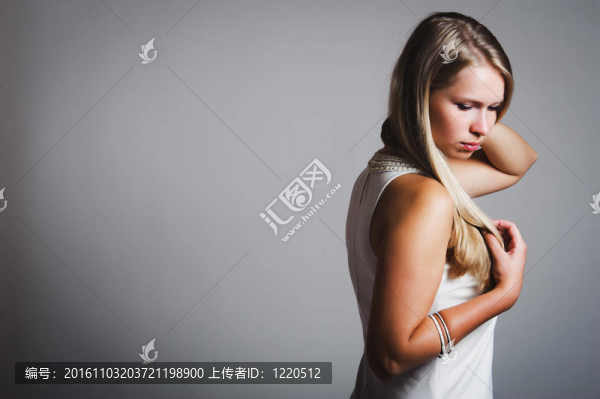 年輕漂亮的女人的畫像