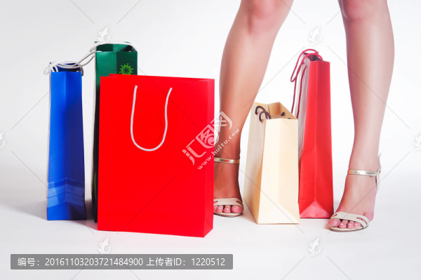 女人的腿和購(gòu)物袋