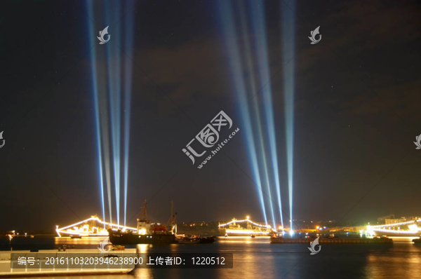 海灣上空的致意。塞瓦斯托波爾。