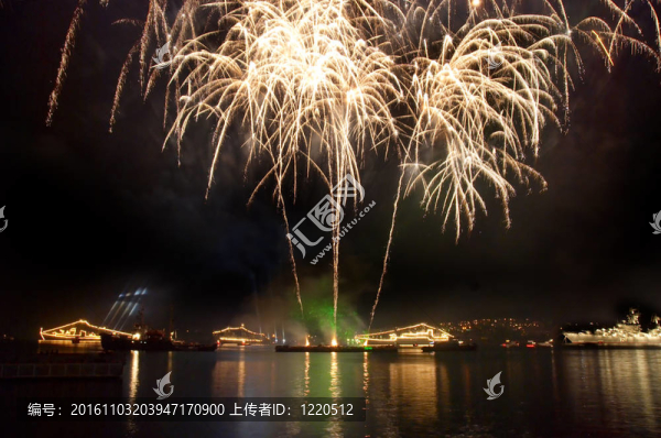 海灣上空的致意。塞瓦斯托波爾。