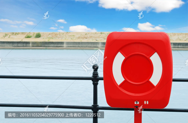 在黑色的鐵柵欄的救生圈