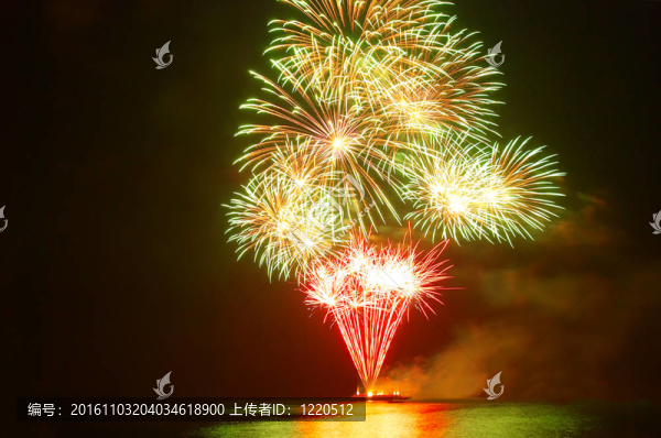 海灣上空的致意。塞瓦斯托波爾。