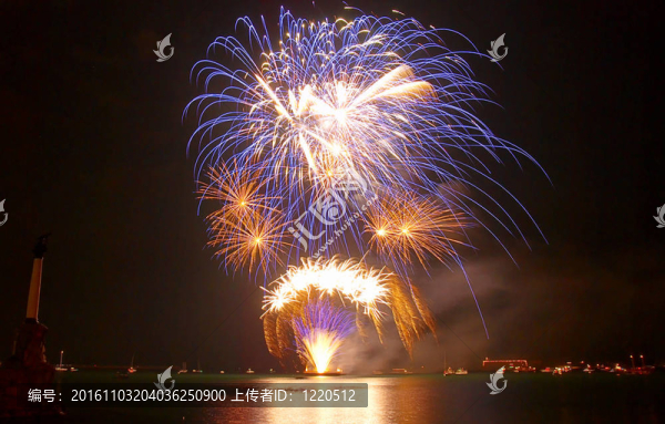 海灣上空的致意。塞瓦斯托波爾。