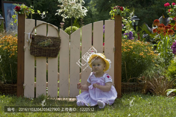 小型花園大門附近的嬰兒坐