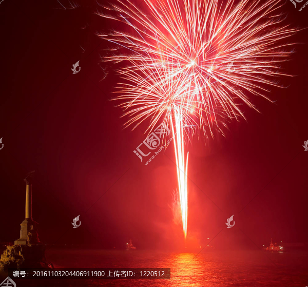 向海灣上空的焰火致敬。塞瓦斯托波爾。