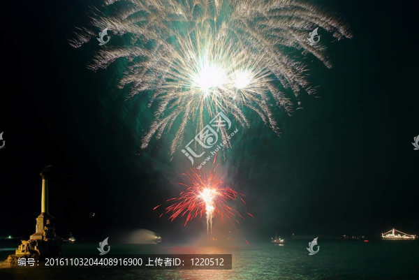 向海灣上空的焰火致敬。塞瓦斯托波爾。