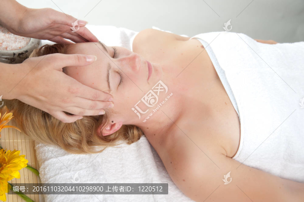 美麗的年輕女子按摩保健中心-女孩在水療中心