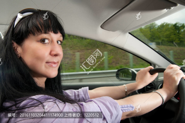 美麗的年輕女子在高速公路上開(kāi)車