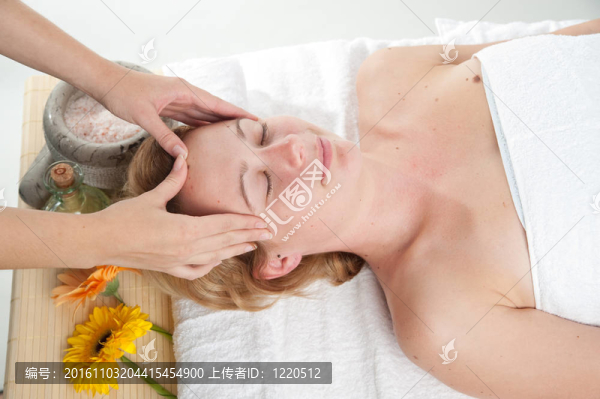 美麗的年輕女子按摩保健中心-女孩在水療中心