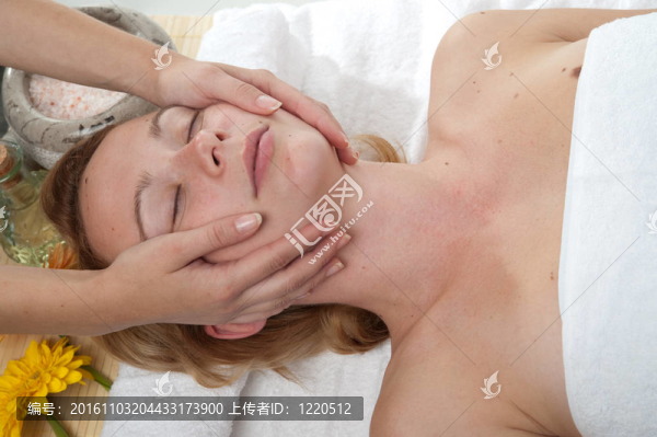 美麗的年輕女子按摩保健中心-女孩在水療中心