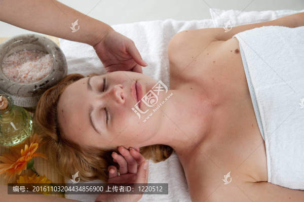 美麗的年輕女子按摩保健中心-女孩在水療中心