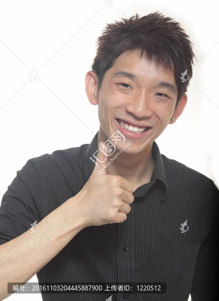 手簽出好運(yùn)對(duì)白色背景的肖像