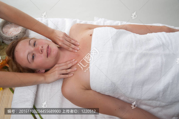 美麗的年輕女子按摩保健中心-女孩在水療中心