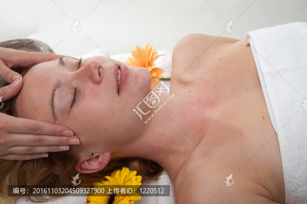 美麗的年輕女子按摩保健中心-女孩在水療中心