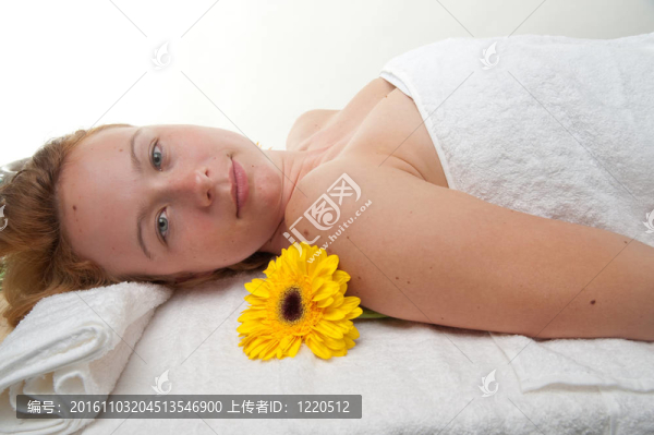 美麗的年輕女子按摩保健中心-女孩在水療中心