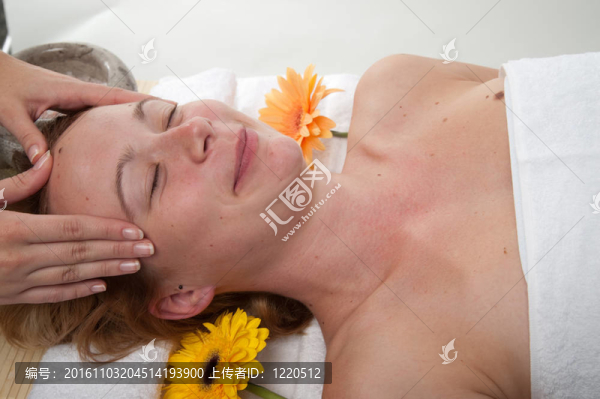 美麗的年輕女子按摩保健中心-女孩在水療中心