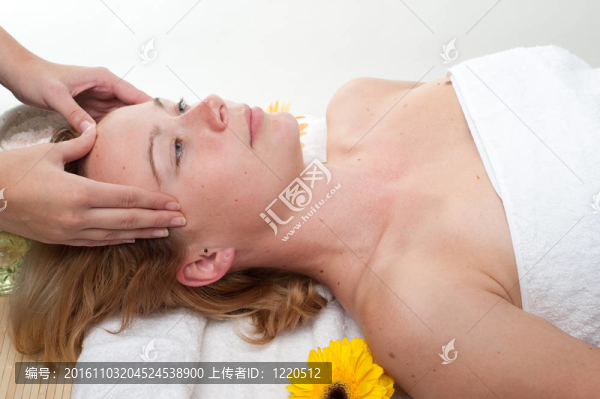 美麗的年輕女子按摩保健中心-女孩在水療中心