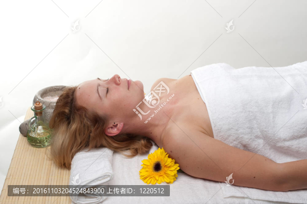 美麗的年輕女子按摩保健中心-女孩在水療中心
