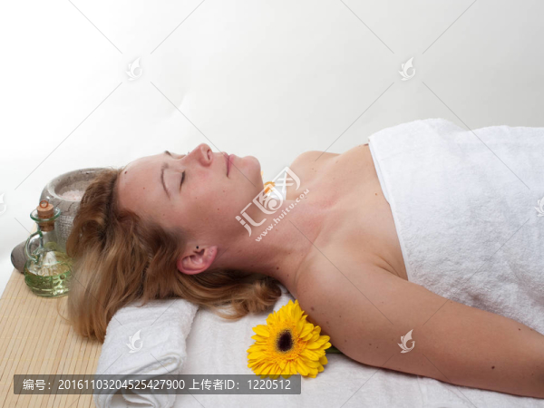 美麗的年輕女子按摩保健中心-女孩在水療中心