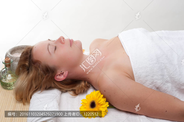 美麗的年輕女子按摩保健中心-女孩在水療中心