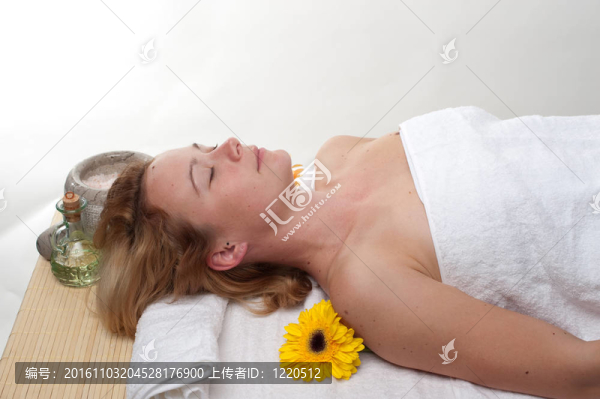 美麗的年輕女子按摩保健中心-女孩在水療中心