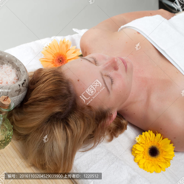 美麗的年輕女子按摩保健中心-女孩在水療中心