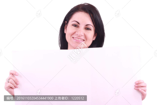 女人手持一張空白廣告牌的肖像