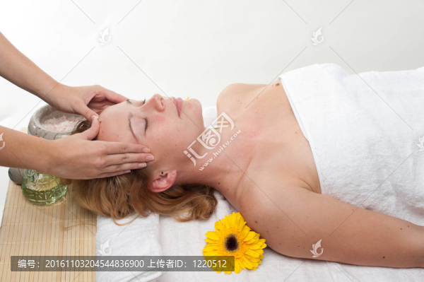 美麗的年輕女子按摩保健中心-女孩在水療中心