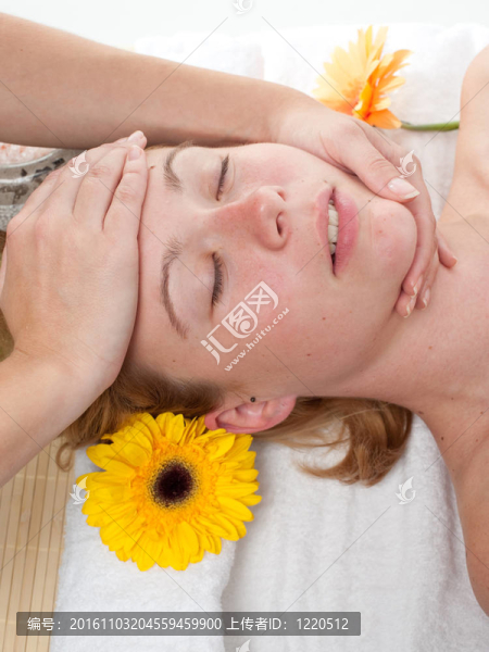 美麗的年輕女子按摩保健中心-女孩在水療中心