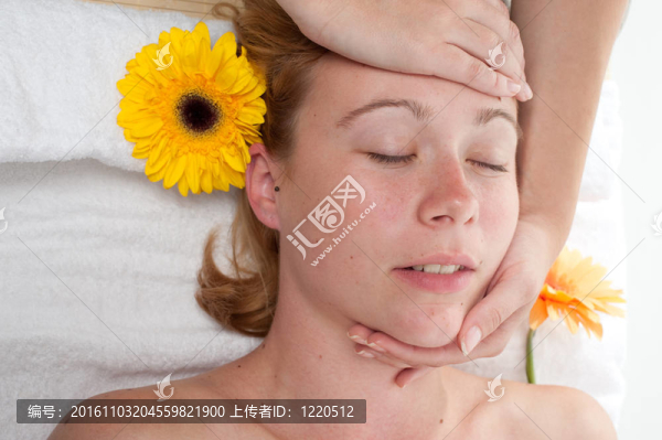 美麗的年輕女子按摩保健中心-女孩在水療中心