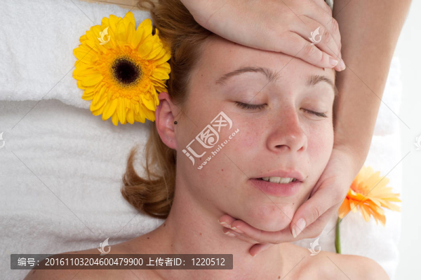 美麗的年輕女子按摩保健中心-女孩在水療中心