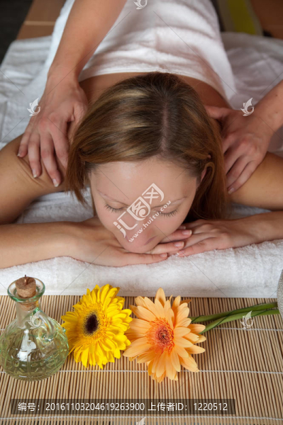 美麗的年輕女子按摩保健中心-女孩在水療中心