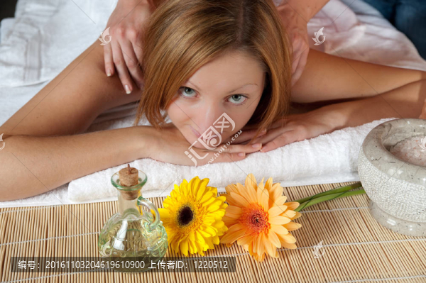 美麗的年輕女子按摩保健中心-女孩在水療中心