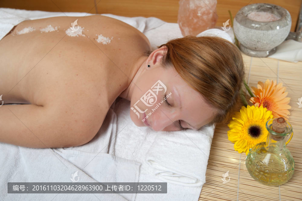 美麗的年輕女子按摩保健中心-女孩在水療中心