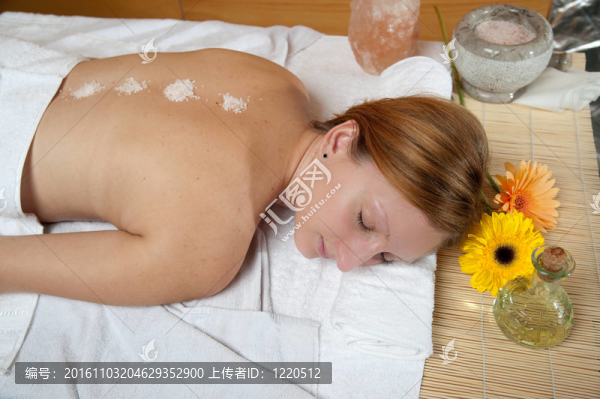 美麗的年輕女子按摩保健中心-女孩在水療中心