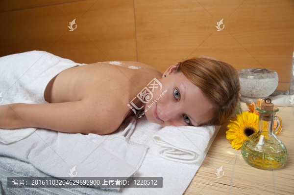 美麗的年輕女子按摩保健中心-女孩在水療中心
