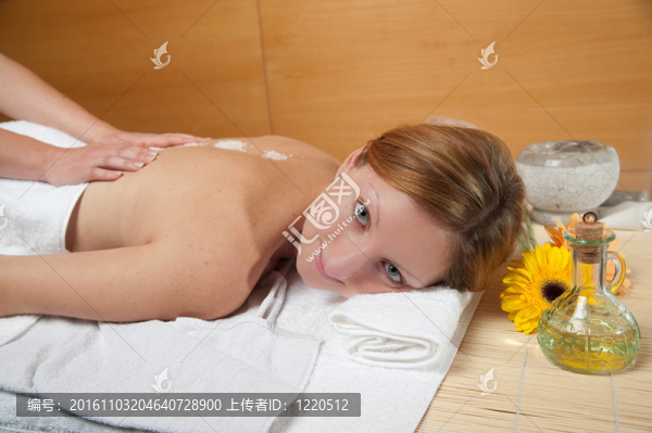 美麗的年輕女子按摩保健中心-女孩在水療中心