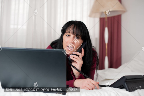 帶筆記本電腦的年輕女子