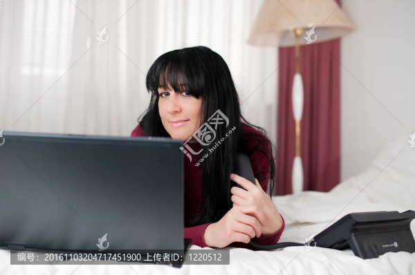 帶筆記本電腦的年輕女子