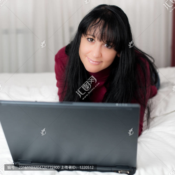 帶筆記本電腦的年輕女子