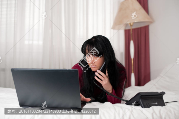 帶筆記本電腦的年輕女子