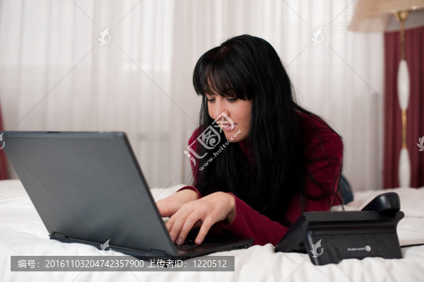 帶筆記本電腦的年輕女子